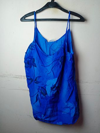 Blaue Blumen-Spaghettiträger-Top