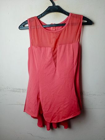 Korallenfarbene Peplum-Bluse mit Netzpasse