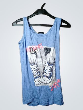 BEBE Graphic Tank Top mit Sneakers-Print