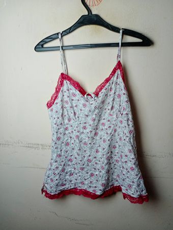 Weißes Camisole mit rosa Blumenmuster und roter Spitzenverzierung