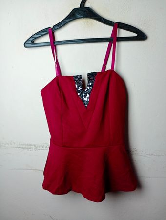 Rotes Peplum-Oberteil mit Pailletten-Detail