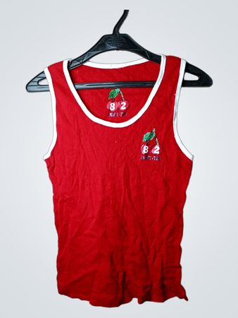 Rotes Tanktop mit Kirschenmotiv