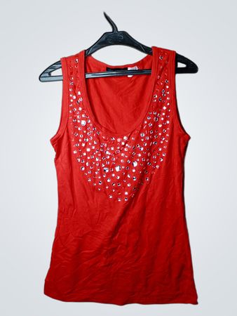 Rotes Tanktop mit Strassverzierung