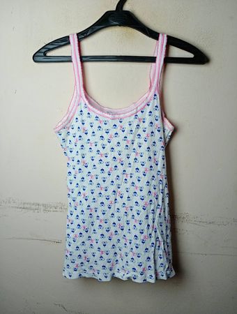Weißes Tanktop mit blauem und rosafarbenem Blumenmuster