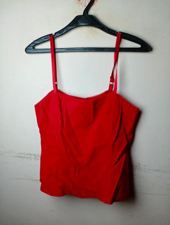 Geteilter roter Camisole-Top