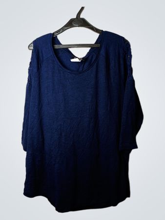 Sara Lindholm Blaues Spitzen-Schultertop