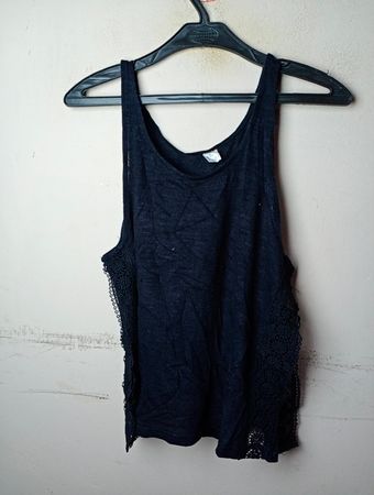 Schwarzes Top mit Spitzenbesatz