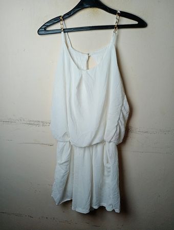 Weißes Kleid mit goldenen Ketten-Trägern