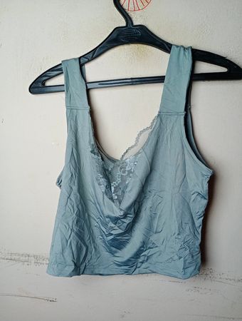 Hellblaues Tanktop mit Spitzenbesatz