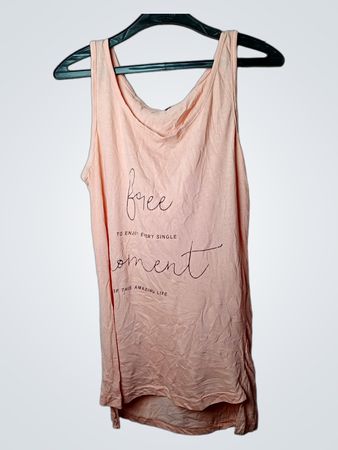 Pfirsichfarbenes Tanktop mit dem Text „free to enjoy every single moment of this amazing life”