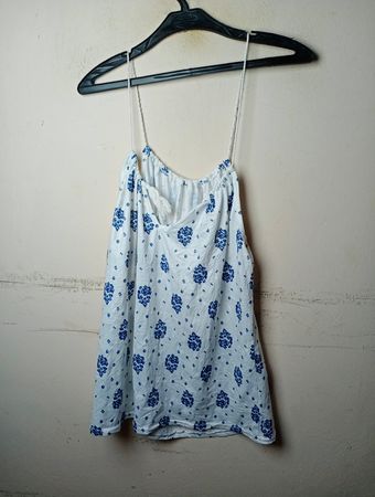 Weiße und blaue, mit Blumenmuster versehene Camisole