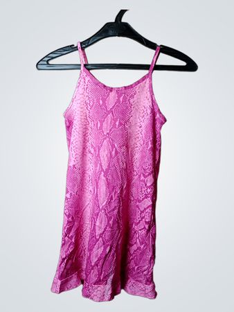 Rosa Kettenmuster-Trägerkleid