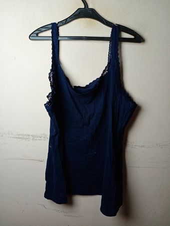 LINA Marineblaues Camisole-Oberteil mit Spitzenbesatz