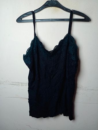 Schwarzes Camisole mit Spitzenbesatz