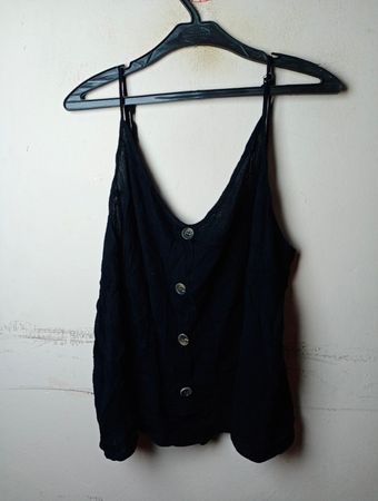 Infinity Woman Schwarzes Camisole mit Knopfleiste vorne