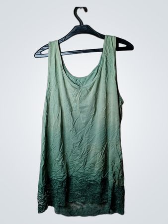 Grünes Tanktop mit Spitzenbesatz