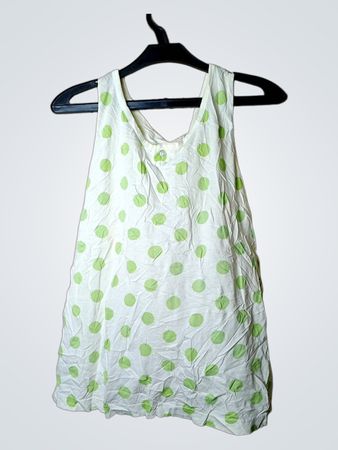 Weißes Tanktop mit grünen Punkten