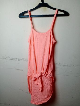 Korallenfarbiges Trägerkleid mit Bindeband
