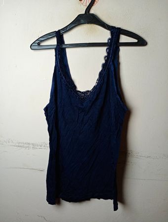 Isadora Navy Spitztop mit Spitzenbesatz