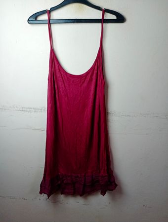 Rotes Negligékleid mit Rüschen