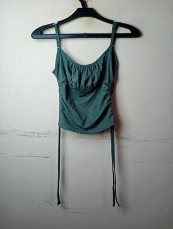 Grünes gerafftes Tanktop mit Bindebändern