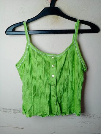 Grünes Cami-Top mit Knöpfen