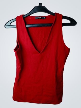 Zero Red ärmelloses V-Ausschnitt-Top