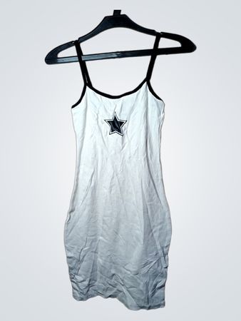 Weißes Kleid mit schwarzem Stern