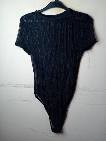 Schwarzer transparenter gestreifter Body