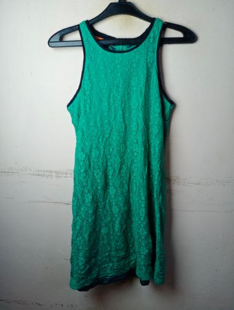 Bitter süßes grünes Spitzenkleid
