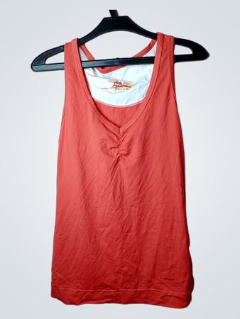Korallenfarbenes Tanktop mit „sports performance“-Grafik