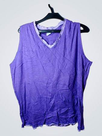 Lila Tanktop mit Rüschenbesatz am Ausschnitt