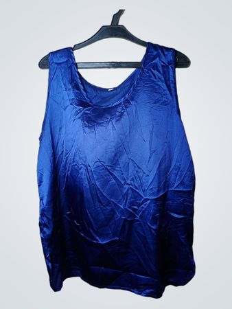 Blaues ärmelloses Top mit Größenetikett 44