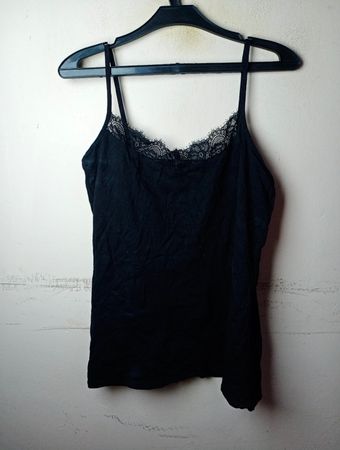 Schwarzes Camisole mit Spitzenbesatz