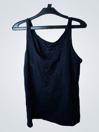 schwarzes ärmelloses Oberteil für den Körper