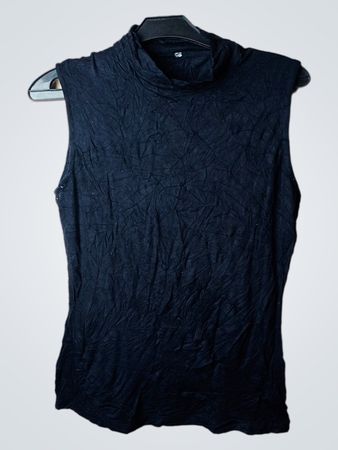 Schwarzes ärmelloses Rollkragentop