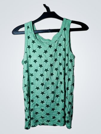 Grünes Tanktop mit schwarzen Sternen
