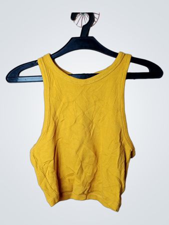 Gelbes geripptes Tanktop