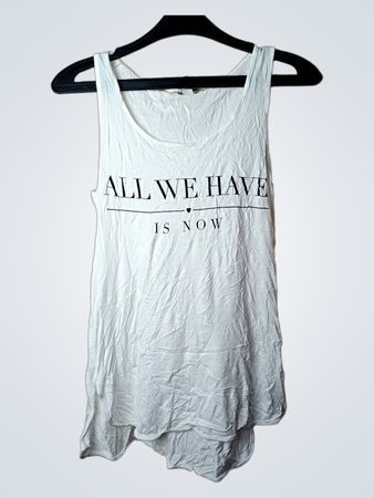 Weißes Tanktop mit „ALL WE HAVE IS NOW“-Grafik