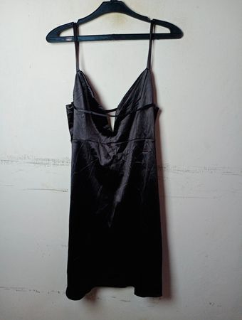 Schwarzes Slip-Kleid
