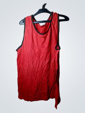 Rotes Tanktop mit USA-Flaggenetikett