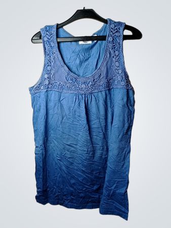 Blaues ärmelloses Tanktop mit gehäkeltem Ausschnitt