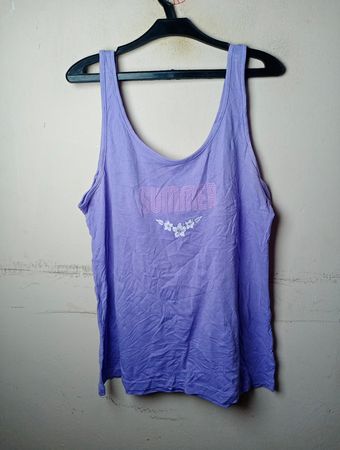 Lila Tanktop mit „SUMMER“-Grafik