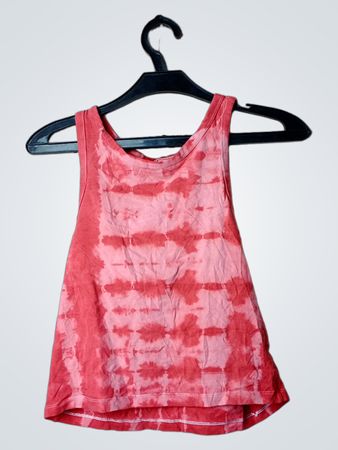 Geteiltes rot batikiertes Tanktop