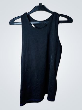 Schwarzes Tanktop mit blauen Akzenten