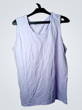 Ungekennzeichnetes lavendelfarbenes Tanktop