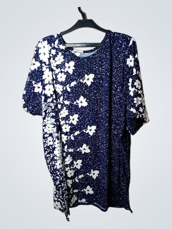 Blaues und weißes geblümtes Kleid