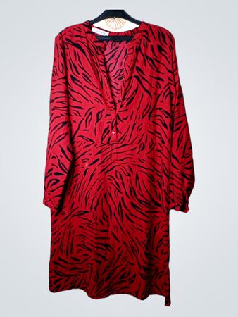 Esmara Damen Kleid mit rotem-schwarzem Tigerprint, langärmliger V-Ausschnitt