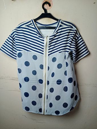 Blau-weiß gestreiftes Top mit Tupfen-Overlay und Reißverschlussverschluss