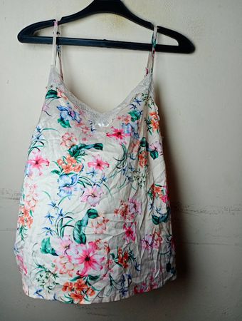 Spitzenbesetztes Trägertop mit Blumenmuster